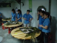 巧媳婦、新酷男，老節(jié)日，新過(guò)法！--記端午節(jié)DIY包粽子比賽